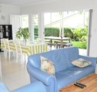 MODERN 3 BEDROOM APARTMENT IN TRADITIONAL QUEENSLANDER  PATIO LEAFY YARD POOL - Accommodation Gold Coast