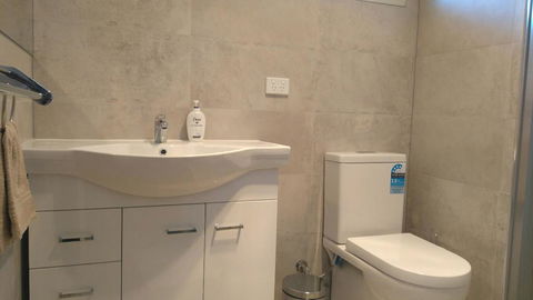 Modern 4-Bedroom House Near Singleton CBD Hunter Valley - Gold Coast 4U 1