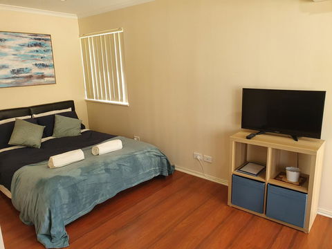 Modern Cosy Studio Close To QEH + Adelaide CBD + Airport + Beaches - Gold Coast 4U 0