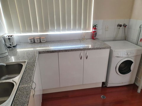 Modern Cosy Studio Close To QEH + Adelaide CBD + Airport + Beaches - Gold Coast 4U 3