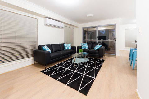 Modern Home Away From Home - Gold Coast 4U 3