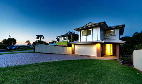 Modern Home Away From Home - Gold Coast 4U 0
