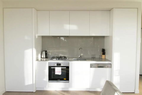 Modern Light-Filled 1 Bed In South Melbourne - Gold Coast 4U 2