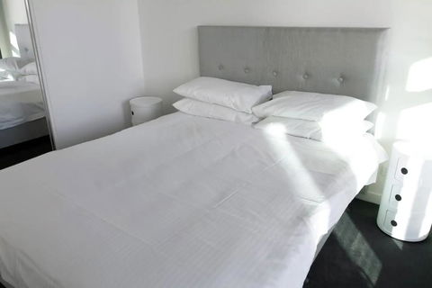 Modern Light-Filled 1 Bed In South Melbourne - Gold Coast 4U 3