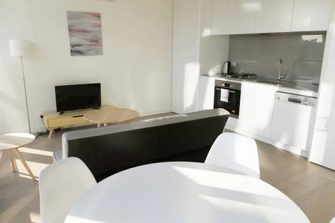 Modern Light-Filled 1 Bed In South Melbourne - Gold Coast 4U 1
