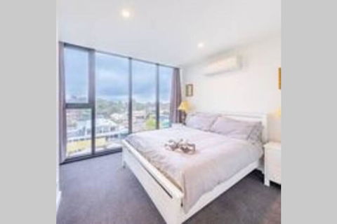 Modern Luxury 3 Bedroom Apartment With Sea Views - Accommodation Gold Coast 0