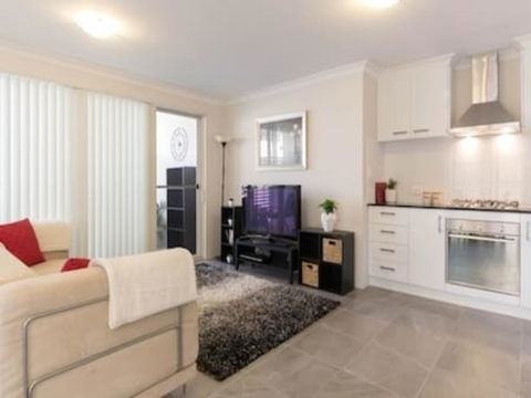 Modern Neat Convenient Apartment Close To Airport - Accommodation Gold Coast 3
