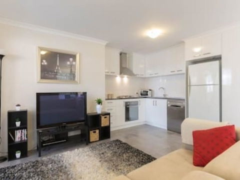 Modern Neat Convenient Apartment Close To Airport - Accommodation Gold Coast 2