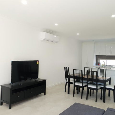 Modern Style Central Location Golden House - Accommodation Gold Coast 2