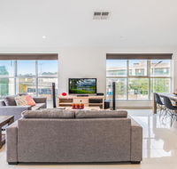 Modern Unit With Balconies Near Melbourne Airport - Gold Coast 4U