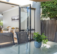 MOMENTS FROM BRADDON  ANU SPACIOUS and RELAXED - Accommodation Gold Coast