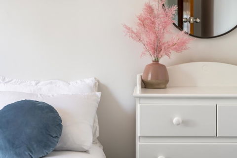 Moonah House-10 Mins To CBD & MONA, 4BR, 2 BATH, Great View, Park 3 Cars, Sleep 11, King Bed, En-suite - Gold Coast 4U 1