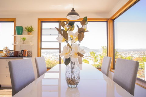 Moonah House-10 Mins To CBD & MONA, 4BR, 2 BATH, Great View, Park 3 Cars, Sleep 11, King Bed, En-suite - Gold Coast 4U 0