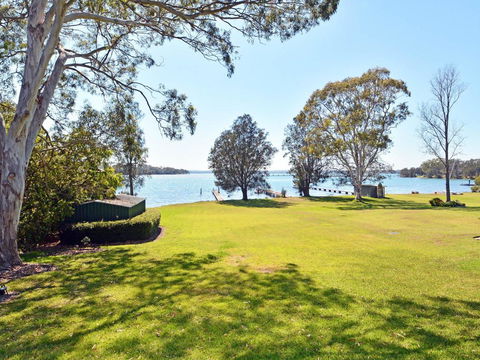 Morisset Bay Waterfront Views Lake House Looking Over Trinity Marina - Gold Coast 4U 3