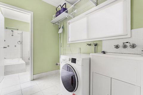 Morna Point Road 86A, Nell's Cottage - Gold Coast 4U 2