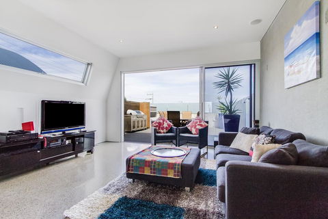 Nautilus 2 Luxury Retreat - Modern Beachfront Townhouse, WiFi, Water Views - 1 Gold Coast 3