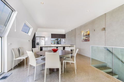 Nautilus 2 Luxury Retreat - Modern Beachfront Townhouse, WiFi, Water Views - 1 Gold Coast 0