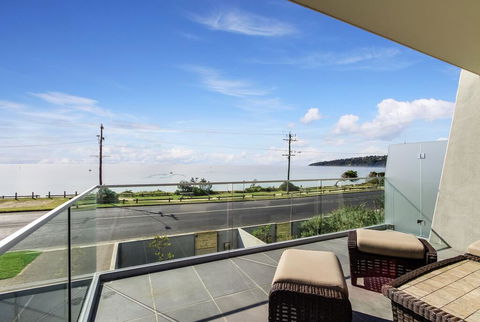 Nautilus 2 Luxury Retreat - Modern Beachfront Townhouse, WiFi, Water Views - 1 Gold Coast 2