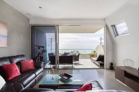 Nautilus 2 Luxury Retreat - Modern Beachfront Townhouse, WiFi, Water Views - 1 Gold Coast 1