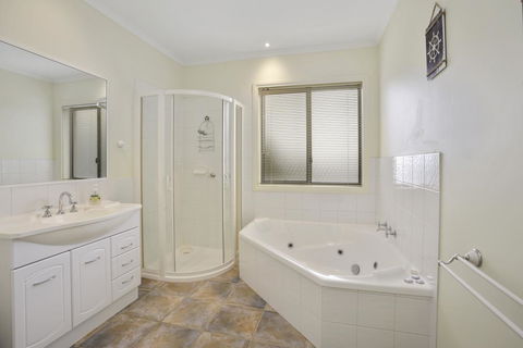 NELSON COVE 2 - Townhouse A Short Walk To Town - Accommodation Gold Coast 3