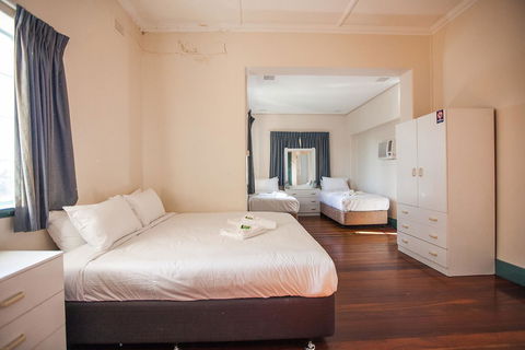 Captain Stirling Hotel - Gold Coast 4U 2