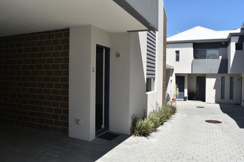 Central Executive Townhouse - Gold Coast 4U 5