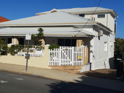 Stirling Apartments - Studio 1 - Accommodation Gold Coast 2