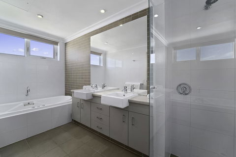 Luxury Suite Bunbury - Gold Coast 4U 11