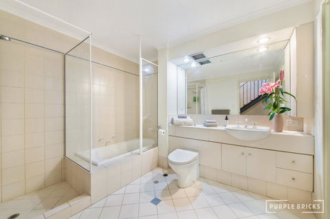 Spacious Central Townhouse - Accommodation Gold Coast 6