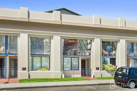Spacious Central Townhouse - Accommodation Gold Coast 11