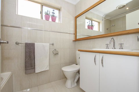 Leederville Townhouse - Gold Coast 4U 5