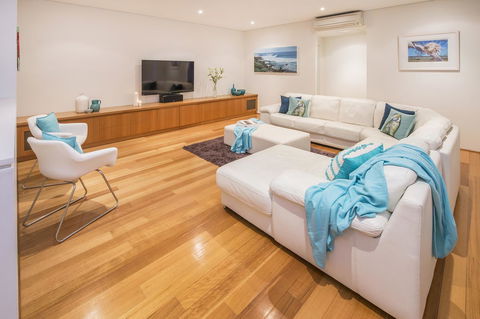 Calm Waters - Gold Coast 4U 22