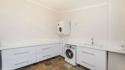 Leisurely Manor - Spacious Three Bedroom Home In Fremantle - Accommodation Gold Coast 9