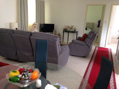 Bright & Beautiful Home On The Hills! - 1 Gold Coast 8