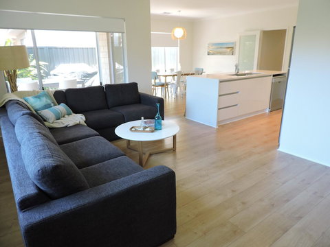 Contemporary Cove - Quindalup - 1 Gold Coast 3