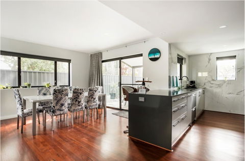 Starboard Drift - Captain & Crew - In Town Entire House For 8 - Gold Coast 4U 2