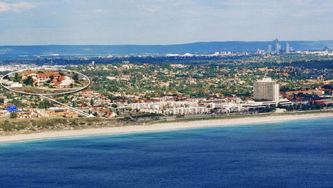 Scarborough & Absolutely Beachfront - Gold Coast 4U 1