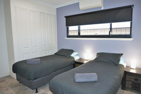 27 Corella Court - Gold Coast 4U 8