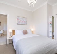Light bright quality river views Free parking - 1 Gold Coast
