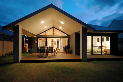 THE SANCTUARY LUXURY HOLIDAY HOME - Gold Coast 4U 24