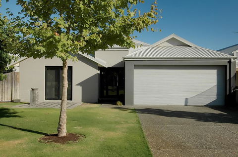 THE SANCTUARY LUXURY HOLIDAY HOME - Gold Coast 4U 0