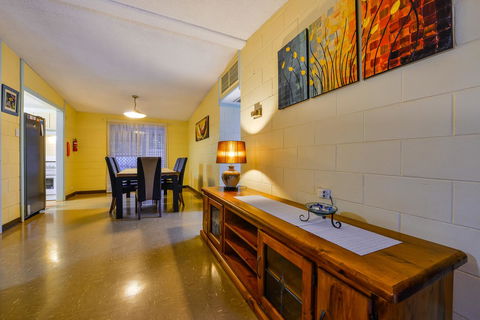 30 Kennedy Street - Gold Coast 4U 8