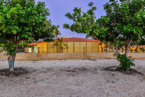 30 Kennedy Street - Gold Coast 4U 3
