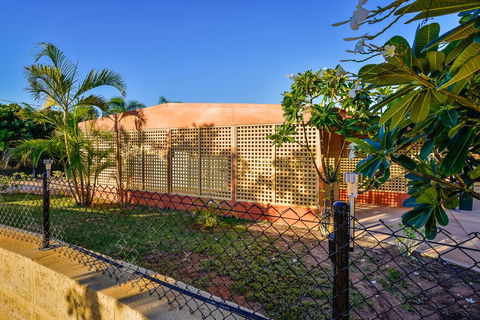 30 Kennedy Street - Gold Coast 4U 2