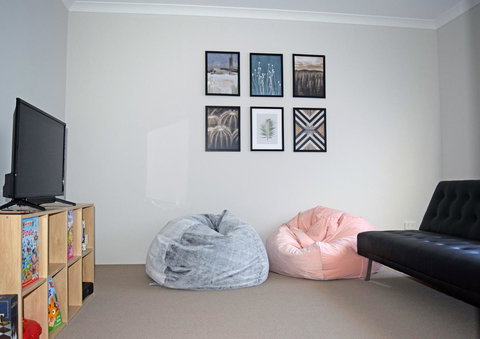 The Kingsleyâ€™s Place â€“ Piara Waters - Accommodation Gold Coast 9