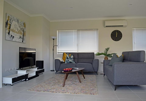 The Kingsleyâ€™s Place â€“ Piara Waters - Accommodation Gold Coast 3