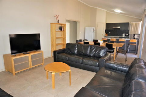 9 Krait Street - Perfect For Large Groups Or Families Alike - Gold Coast 4U 2