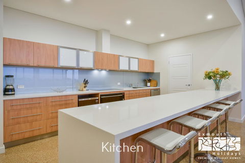 27 Kestrel Place - With Pool And Jetty - Gold Coast 4U 4