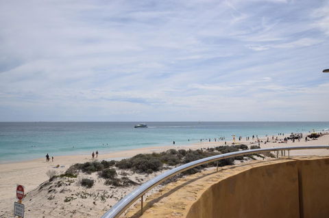 West Beach Lagoon 109 â€“ Amazing Location! - Gold Coast 4U 21