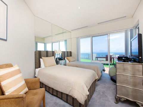 Beachfront Penthouse & Huge Terrace - Gold Coast 4U 1